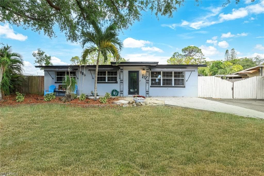 986 Coconut CIR W NAPLES, FL 34104