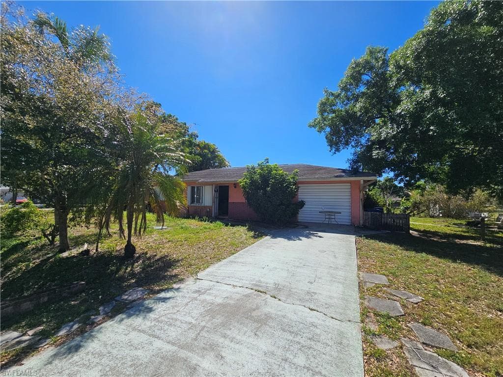 643 Canal DR NORTH FORT MYERS, FL 33903