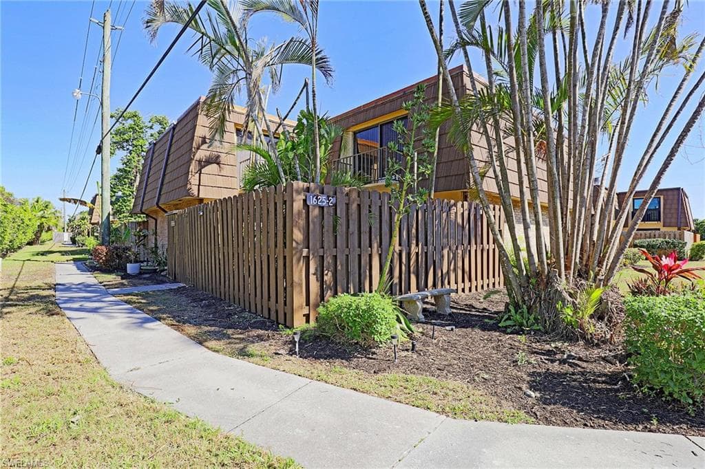 1625 Park Meadows DR 2 FORT MYERS, FL 33907