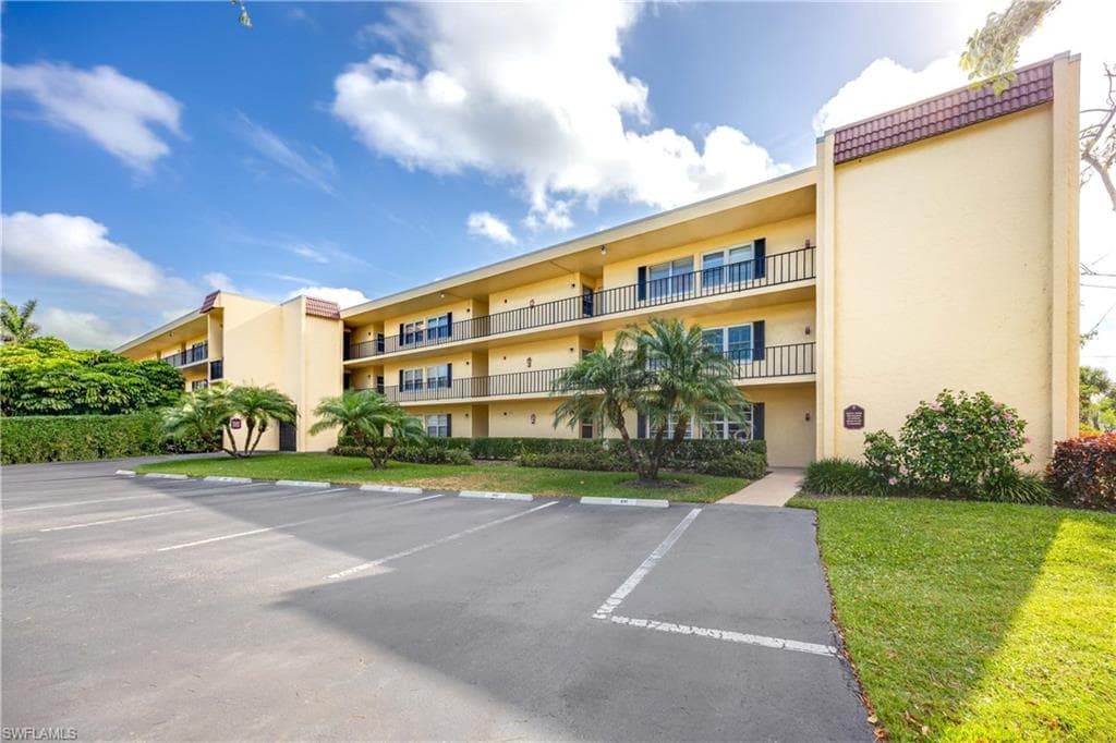 1085 Forest Lakes DR 8108 NAPLES, FL 34105