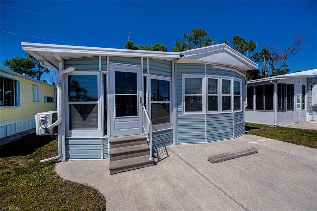 233 Caravan CIR NORTH FORT MYERS, FL 33903