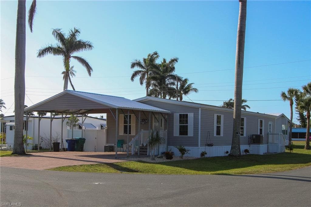 12221 Palm DR FORT MYERS, FL 33908