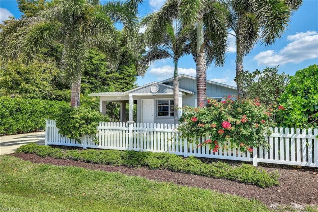 547 103rd AVE N NAPLES, FL 34108