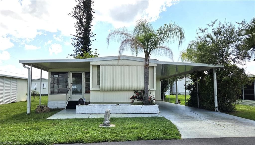 623 Vista DR NORTH FORT MYERS, FL 33917