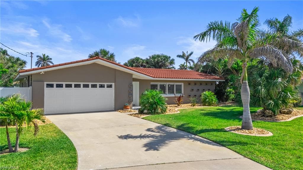 1017 Dolphin DR CAPE CORAL, FL 33904