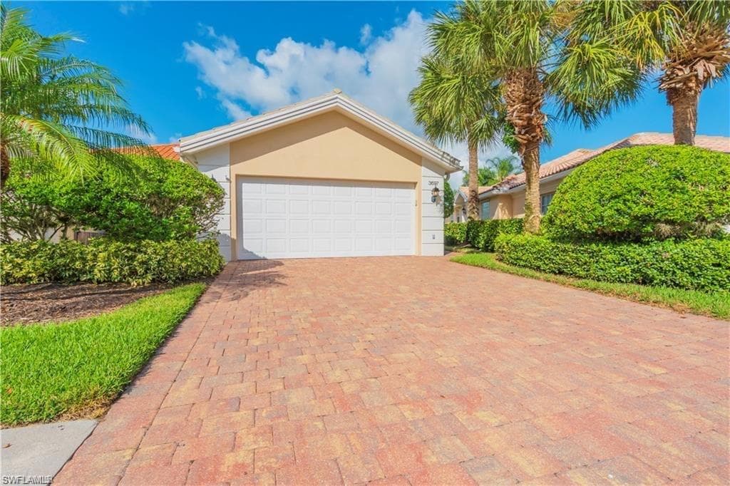 3697 Yakobi LN NAPLES, FL 34119