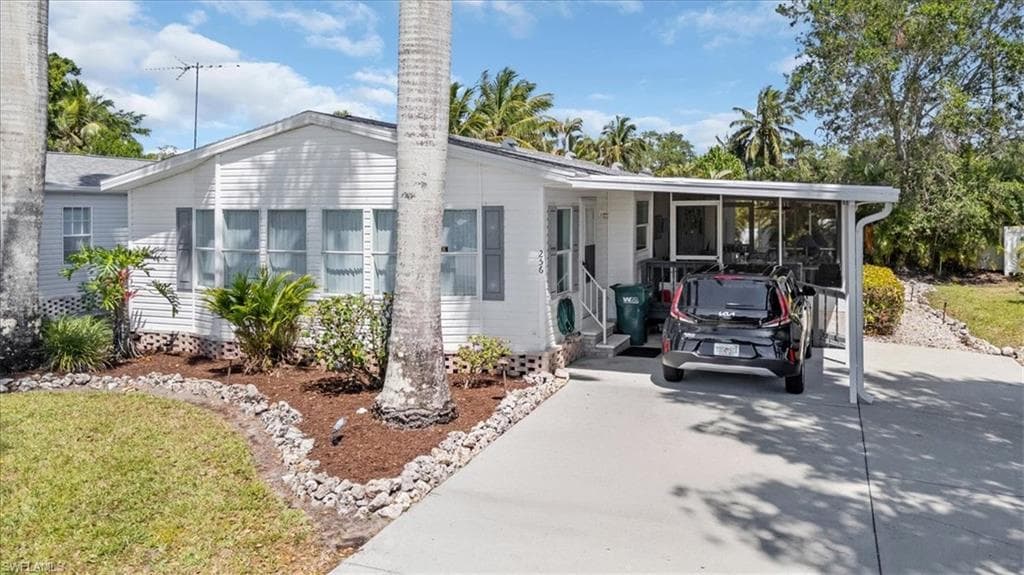 256 Riverwood RD NAPLES, FL 34114