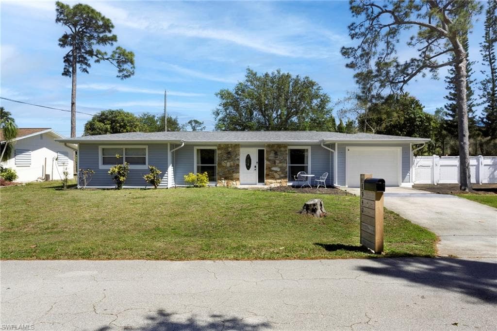 8942 Forest ST FORT MYERS, FL 33907