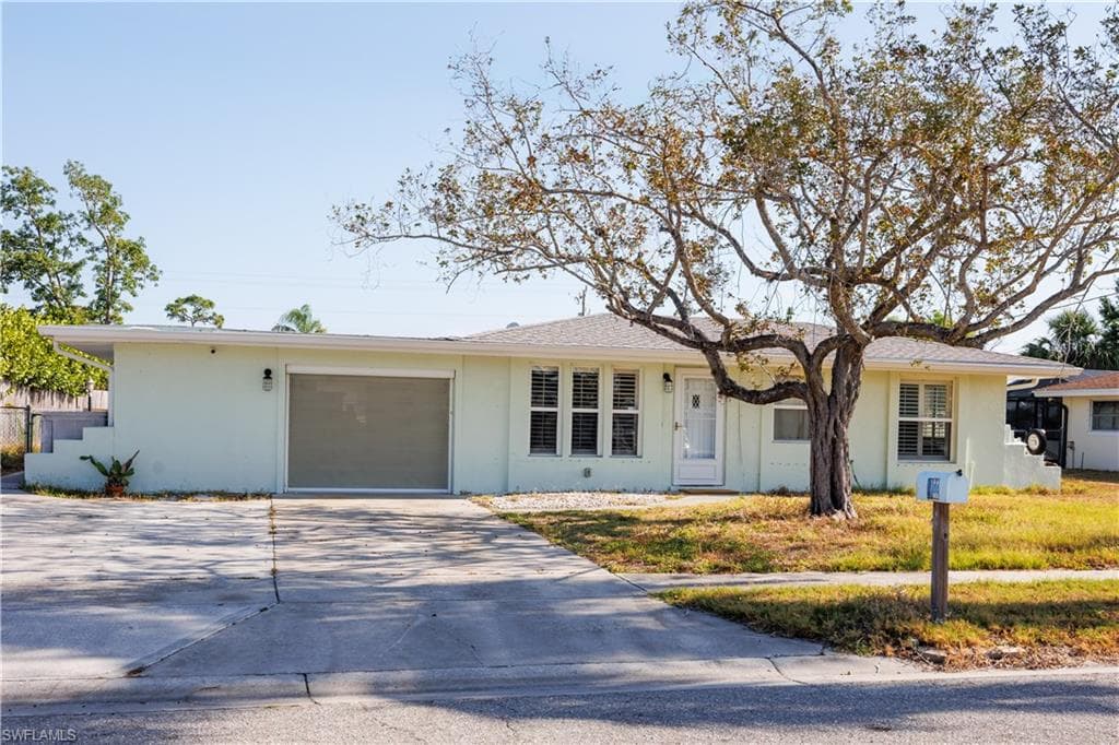 1744 W Bluewater TER NORTH FORT MYERS, FL 33903