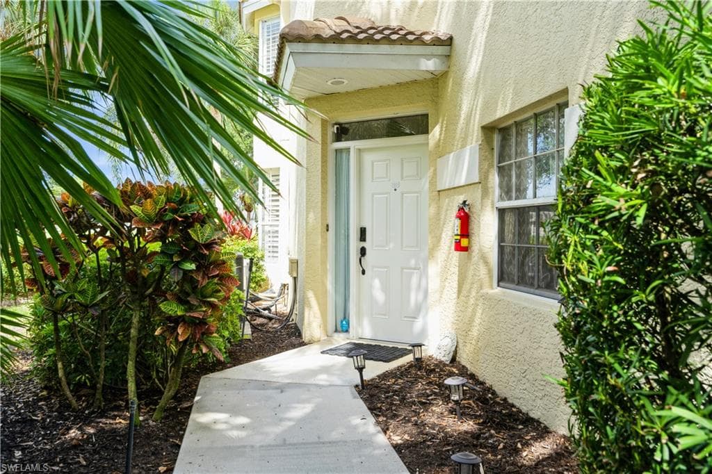 81 Silver Oaks CIR 7-201 NAPLES, FL 34119