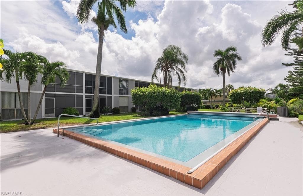 2064 Alamanda DR 24 NAPLES, FL 34102