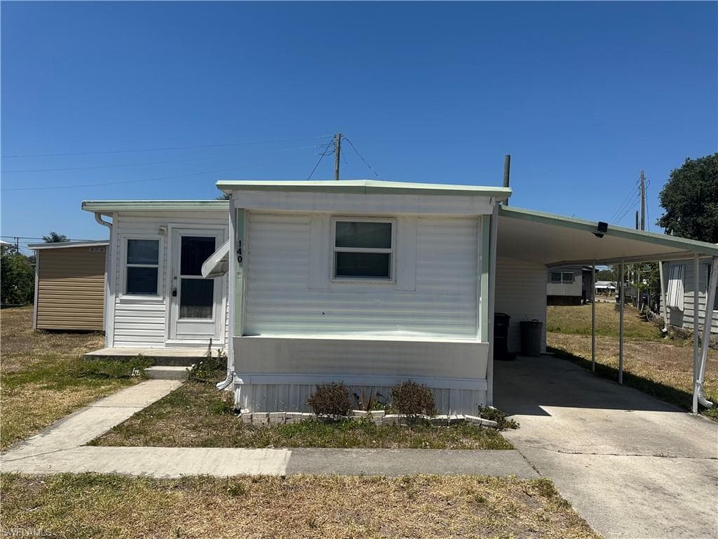 140 Lamplighter LN NORTH FORT MYERS, FL 33917