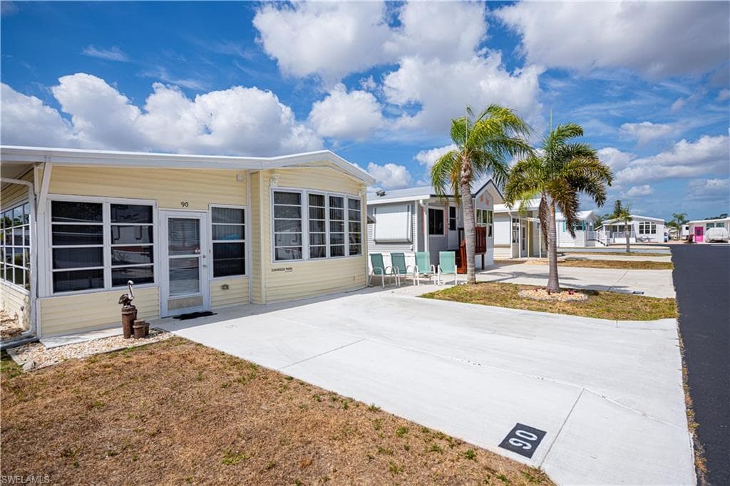 90 Lofty LN NORTH FORT MYERS, FL 33903