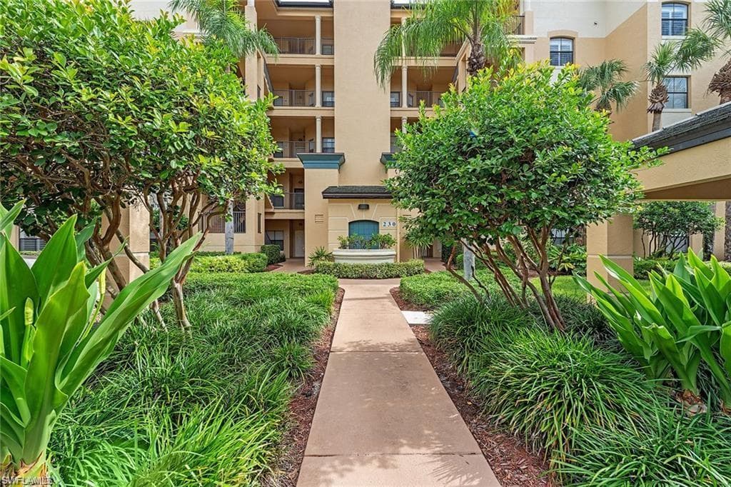 230 Vintage CIR 102 NAPLES, FL 34119
