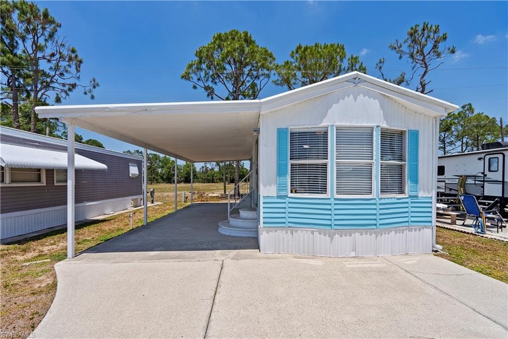 242 Caravan CIR NORTH FORT MYERS, FL 33903