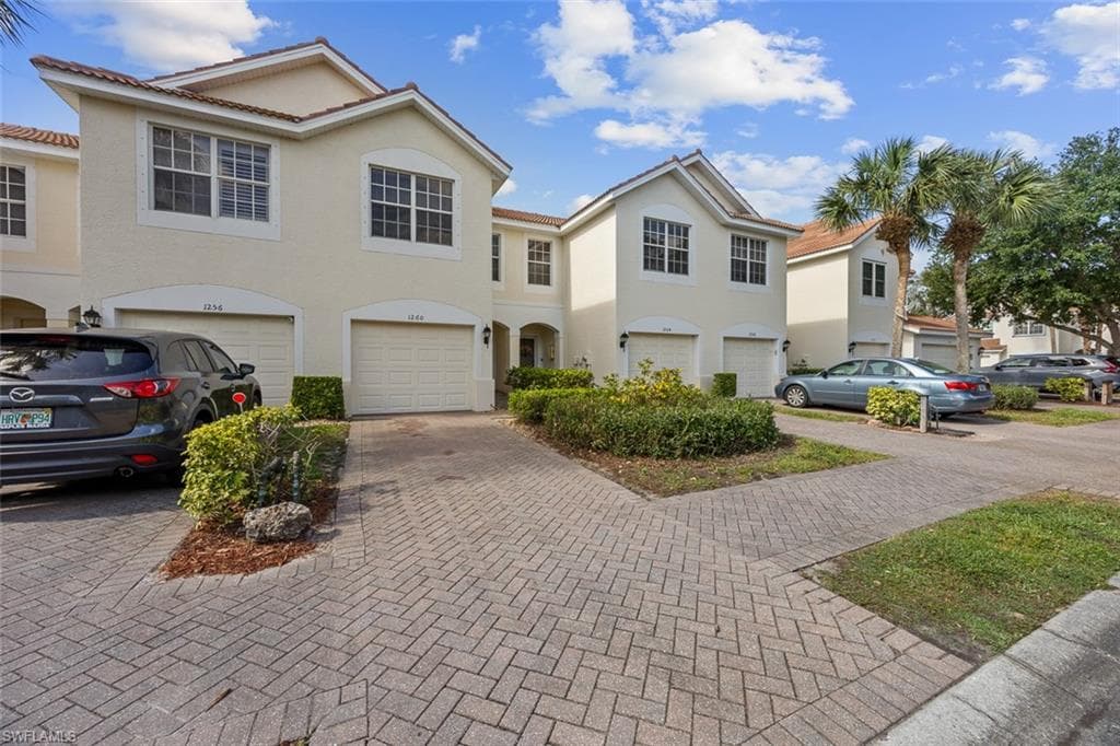 1260 Oxford LN NAPLES, FL 34105