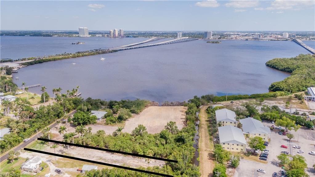 1069 River RD NORTH FORT MYERS, FL 33903