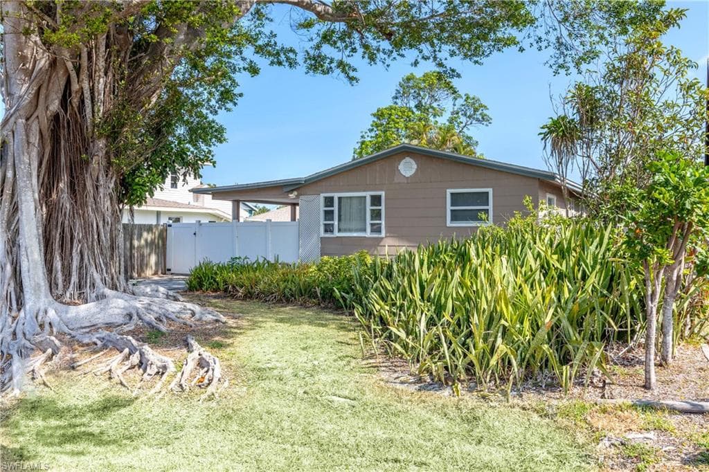 547 101st AVE N NAPLES, FL 34108