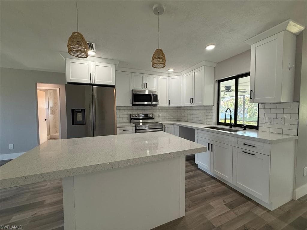 1219 SE 25th TER CAPE CORAL, FL 33904
