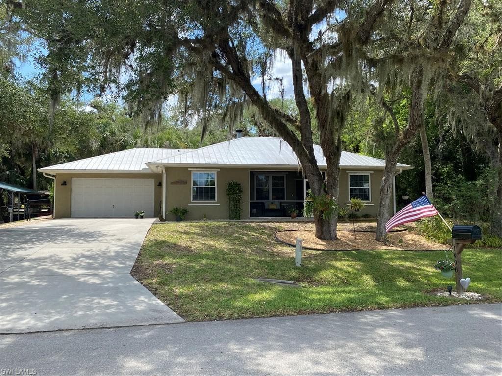 1990 Snyder DR ALVA, FL 33920