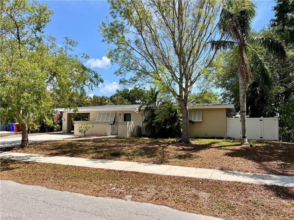 1350 Burtwood DR FORT MYERS, FL 33901