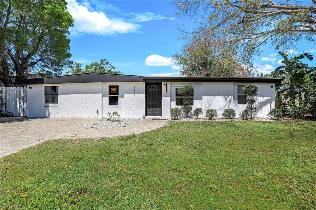 1300 Pine ST NAPLES, FL 34104