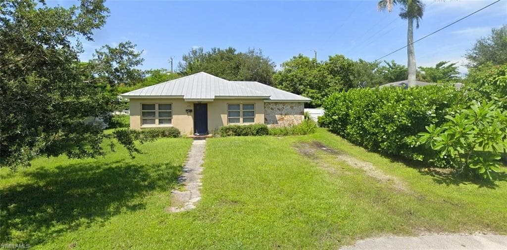 895 11th ST N NAPLES, FL 34102