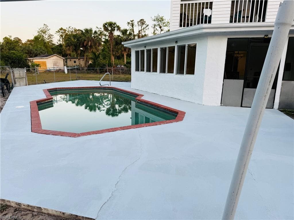 250 10th ST NAPLES, FL 34120