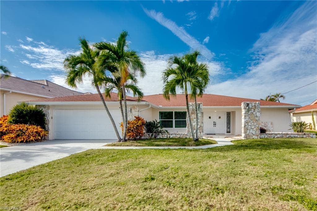 1006 Dolphin DR CAPE CORAL, FL 33904