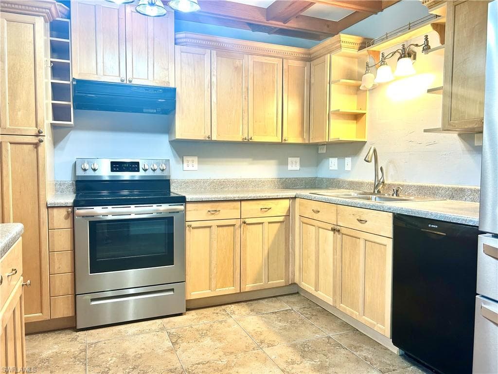 652 NE 15th CT CAPE CORAL, FL 33909