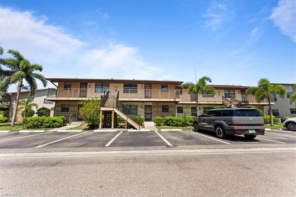 5273 Treetops DR W202 NAPLES, FL 34113