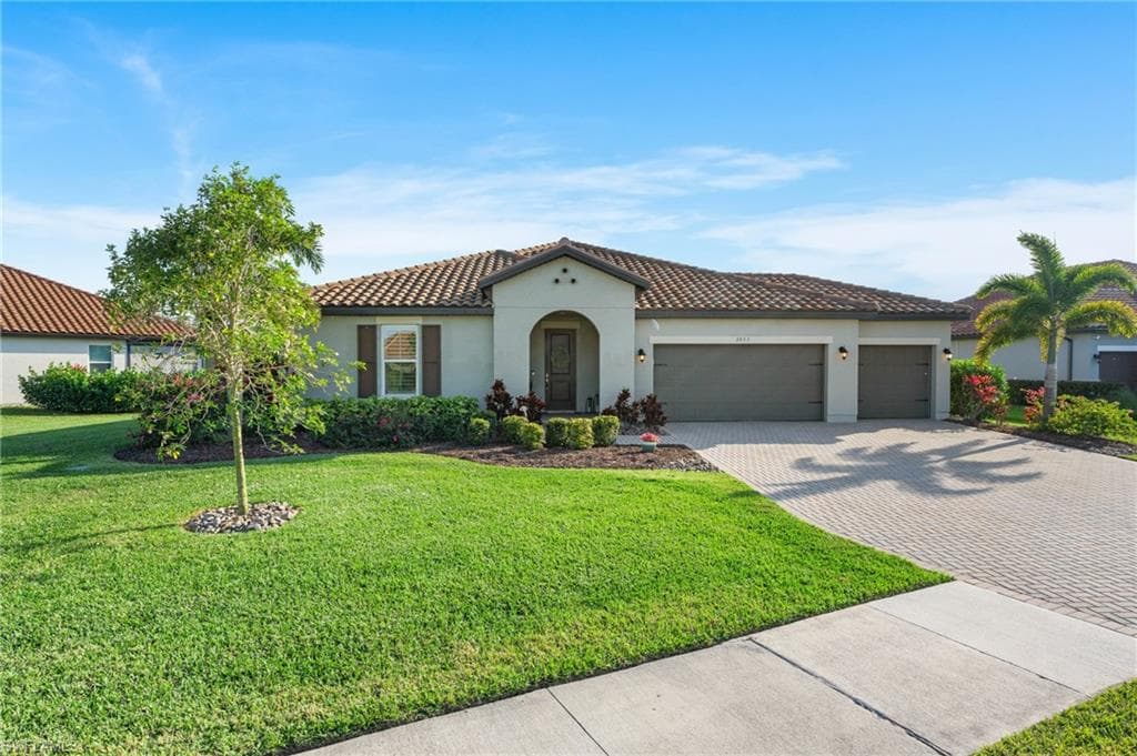 2033 Grove DR NAPLES, FL 34120