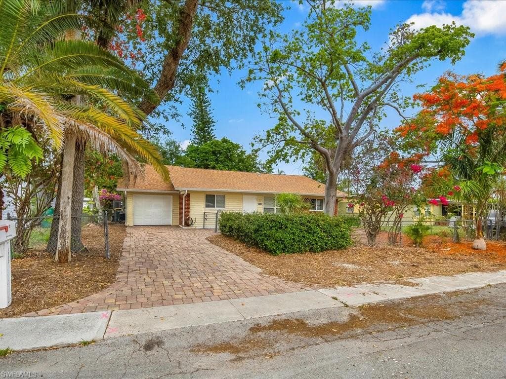 1320 Barbizon LN NAPLES, FL 34104