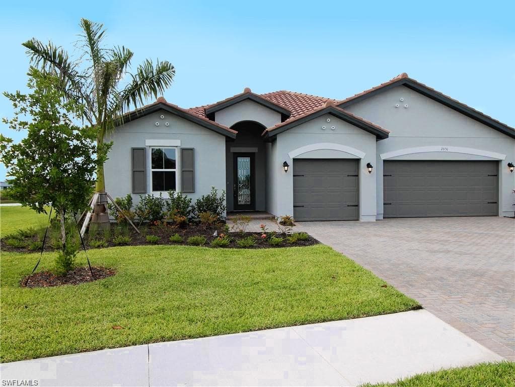 2051 Grove DR NAPLES, FL 34120