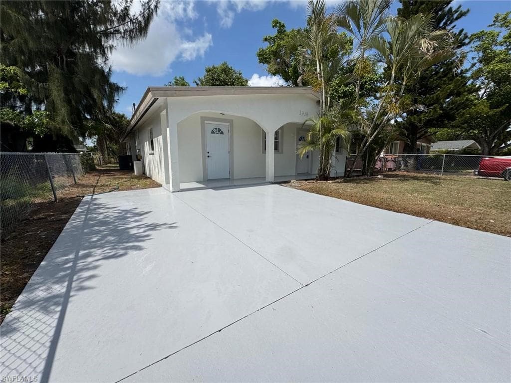 2938 Market ST FORT MYERS, FL 33916