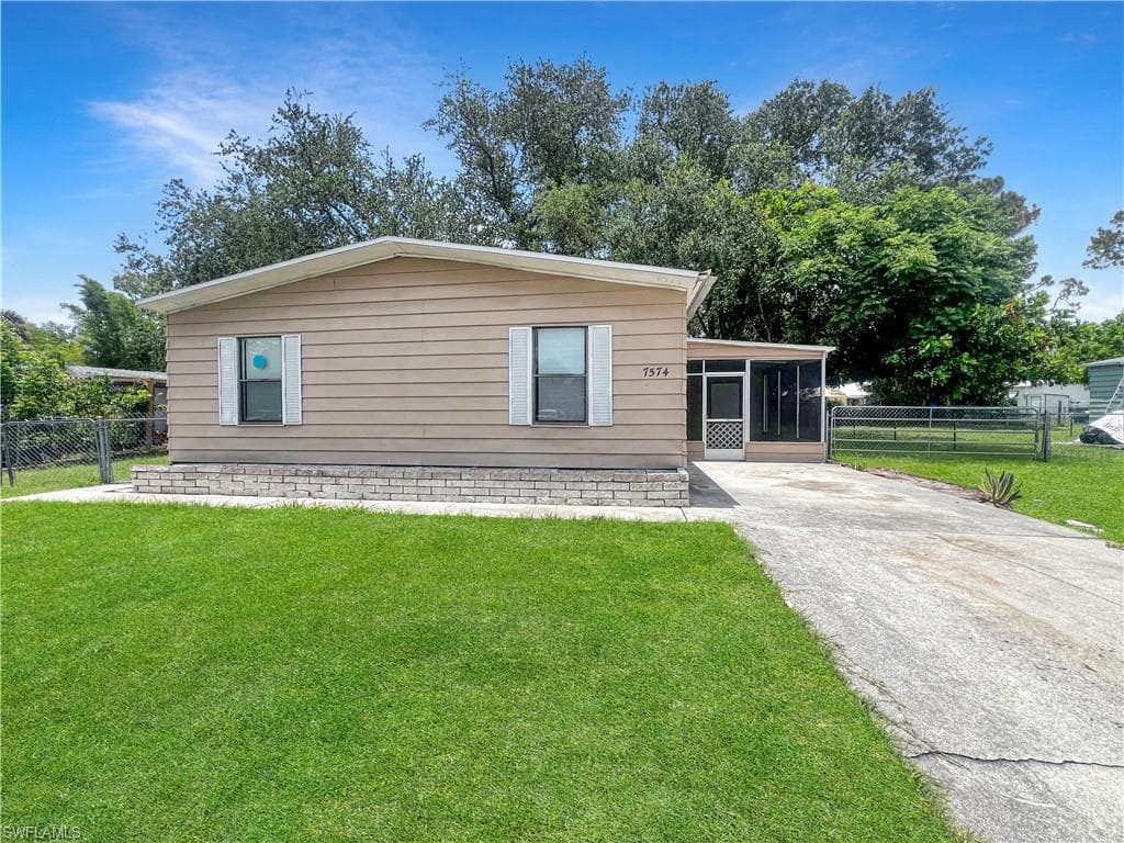 7574 Grady DR NORTH FORT MYERS, FL 33917