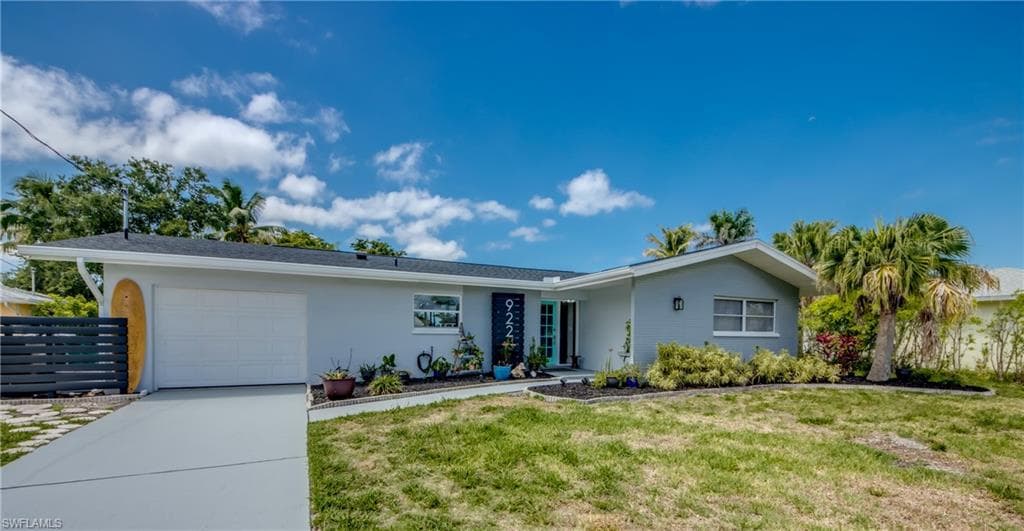 922 Dolphin DR CAPE CORAL, FL 33904