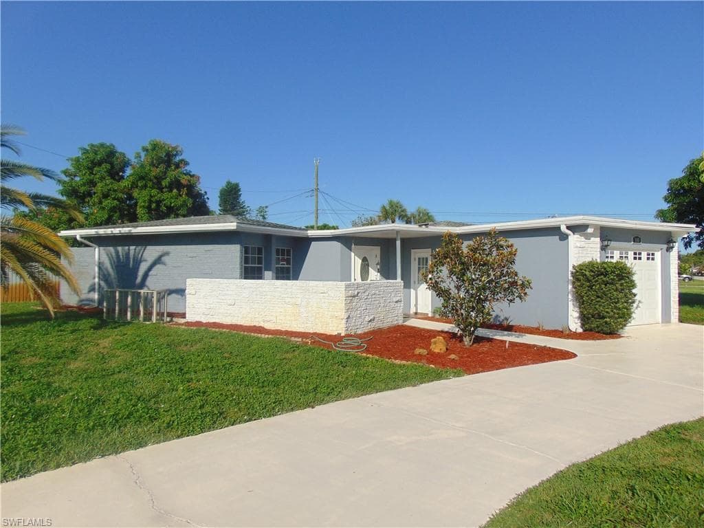100 Waterview AVE LEHIGH ACRES, FL 33936