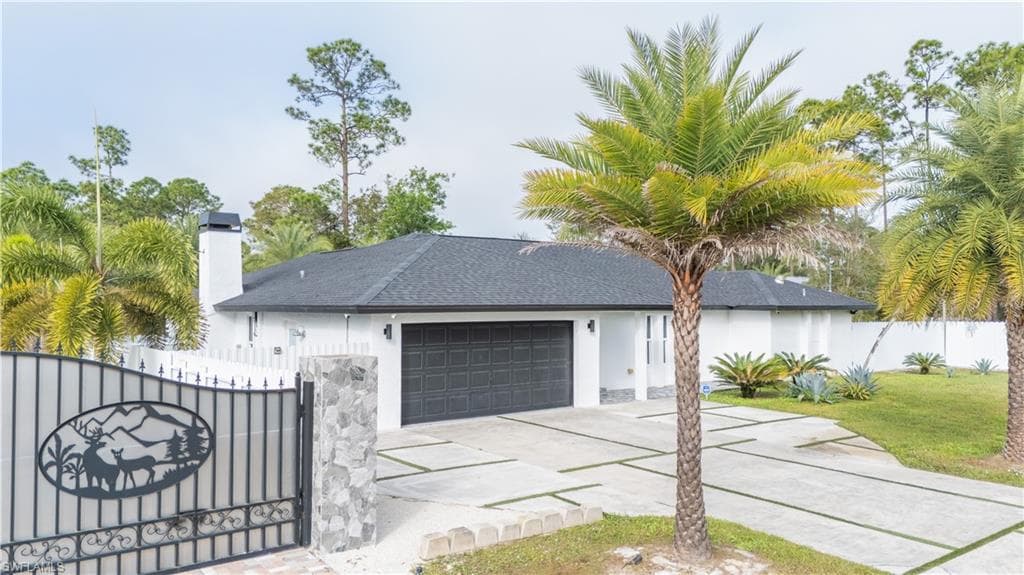 809 Calvin AVE LEHIGH ACRES, FL 33972