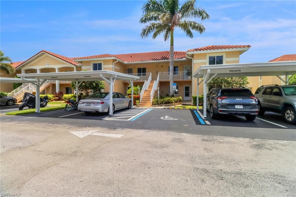 196 Furse Lakes CIR A6 NAPLES, FL 34104