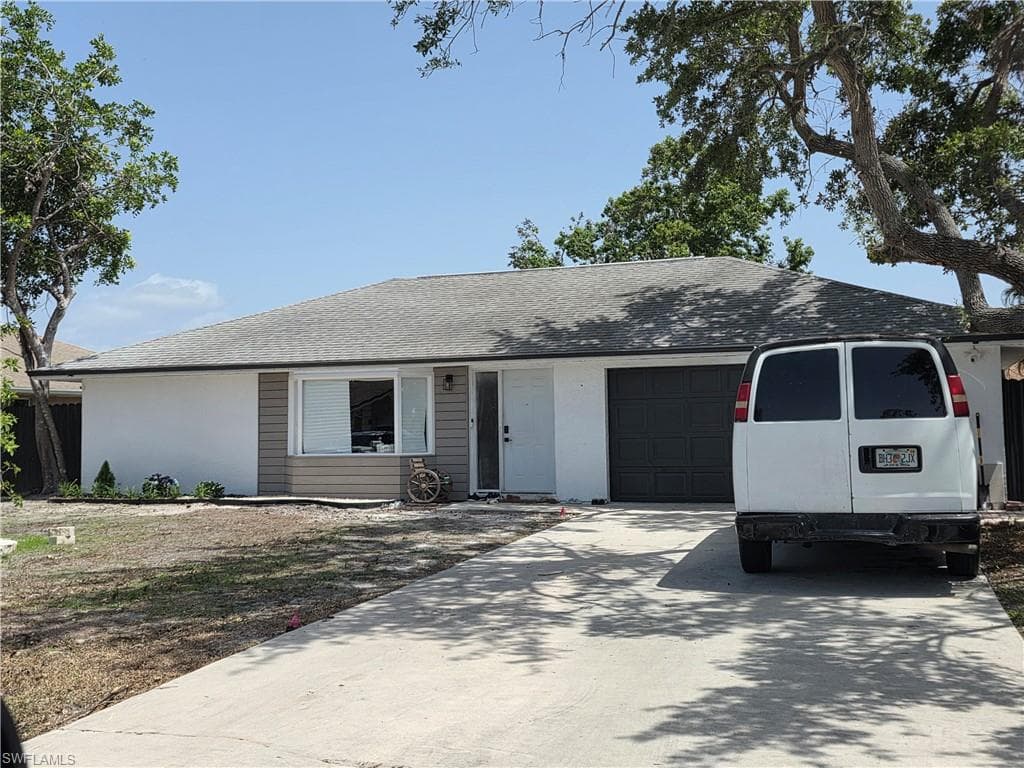 60 Mentor DR NAPLES, FL 34110