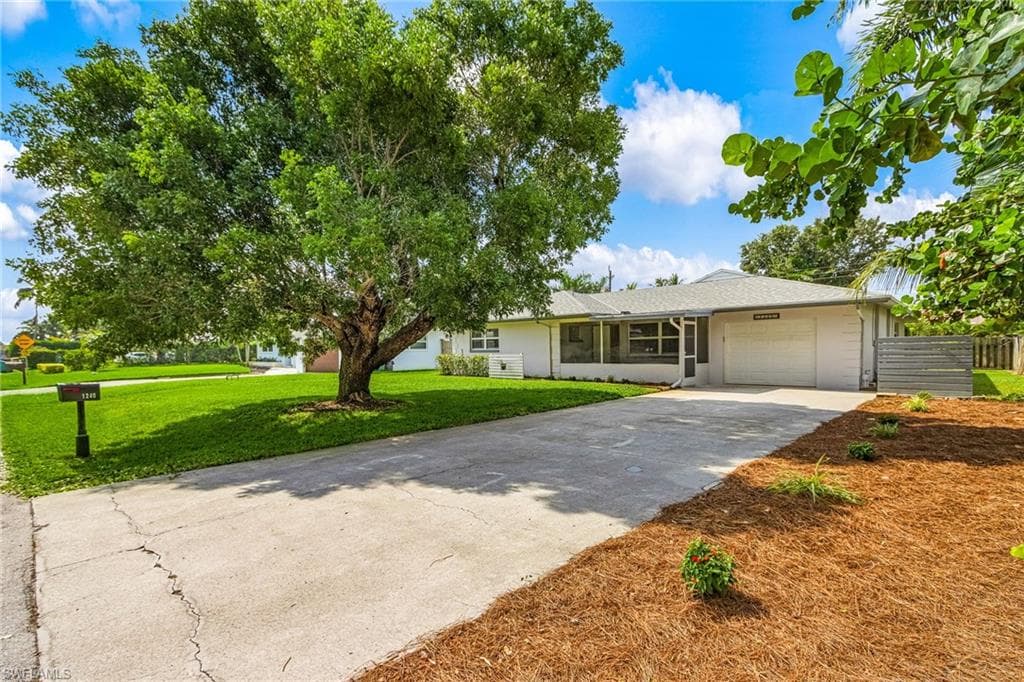 1240 Pompei LN NAPLES, FL 34103