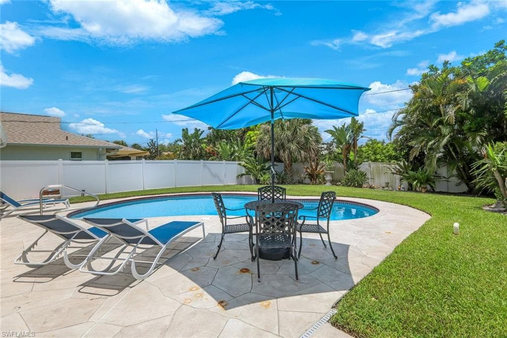 636 98th AVE N NAPLES, FL 34108