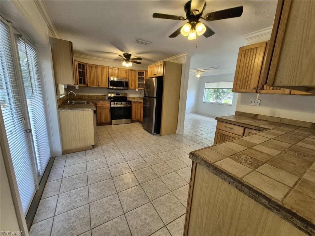 996 Jasmine ST NORTH FORT MYERS, FL 33903