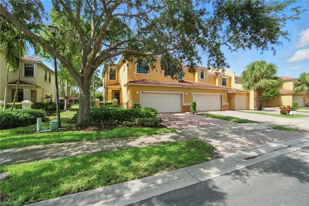 7585 Bristol CIR NAPLES, FL 34120