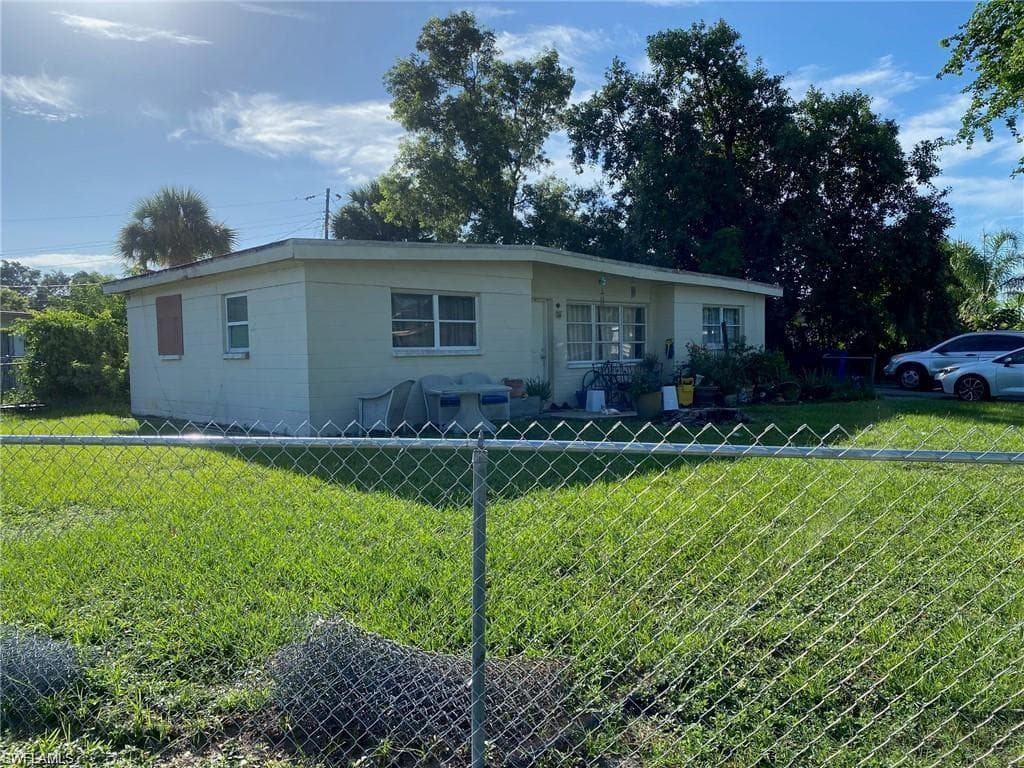 1341 Gardenia AVE FORT MYERS, FL 33916