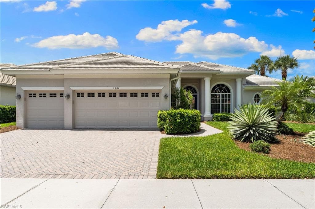 1901 Winding Oaks WAY NAPLES, FL 34109