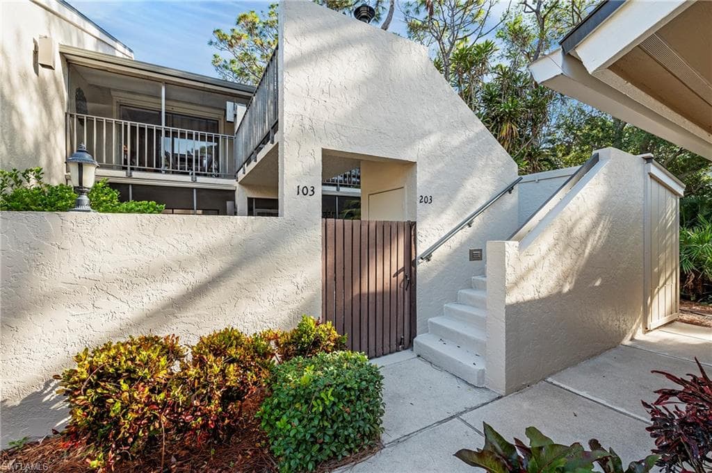 15330 Cedarwood LN 5-203 NAPLES, FL 34110