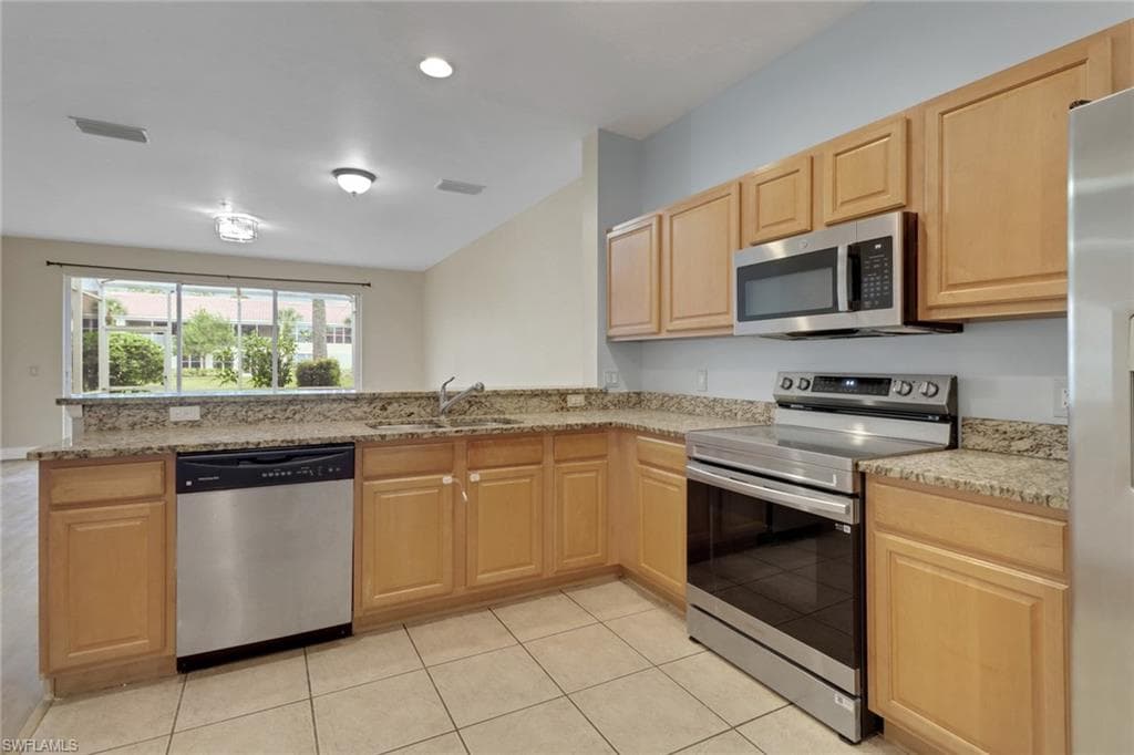 936 Hampton CIR 86 NAPLES, FL 34105