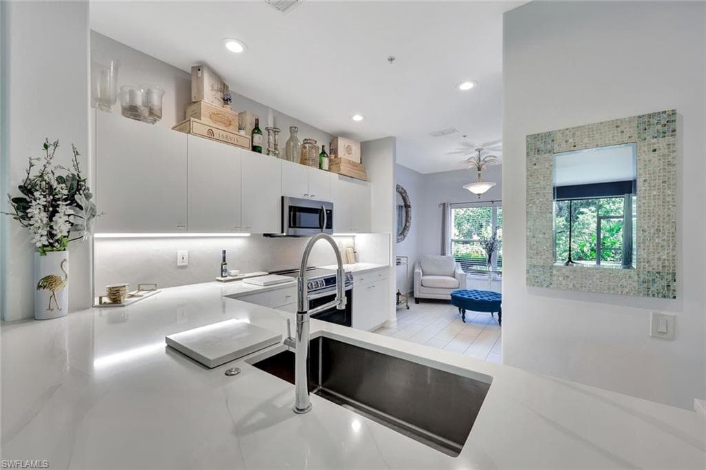 1045 Tarpon Cove DR 102 NAPLES, FL 34110